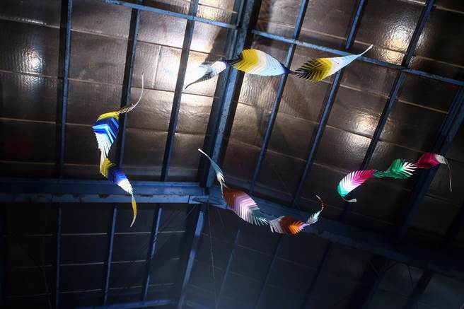 蔡筱淇与吉川公野《Drop of Light-Flow》在台南市综合农产品批发市场内屋顶呈现不同角度的翻转与舞动的视角，形容缤纷的流水意象。（邓博仁摄）