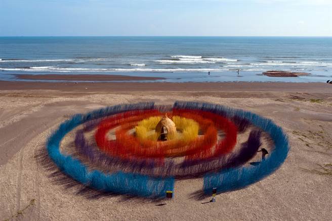 艺术家游文富经常大量地使用羽毛和竹子作为媒材创作平面、空间装置、地景艺术等不同类型作品，此次在《开江纪》展出，吸引许多网美拍照打卡。（台南市文化局提供）