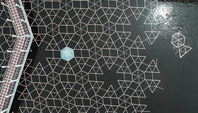 艺术家李蒉至与LUA RIVERA共同创作的《台江水礼服》作品的设置点于台江国家公园游客中心水域，藉由自然素材所构成的地景艺术作品，为台江穿上新衣礼服，并融合在地特色的盐田景观，作品概念取自于台南特殊的盐田景观，以盐的结晶型态作为作品的造型结构。（台南市文化局提供）