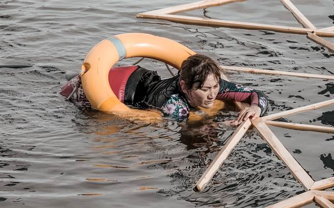 艺术家李蒉至与LUA RIVERA共同创作的《台江水礼服》作品的设置点于台江国家公园游客中心水域，藉由自然素材所构成的地景艺术作品，为台江穿上新衣礼服，并融合在地特色的盐田景观，作品概念取自于台南特殊的盐田景观，以盐的结晶型态作为作品的造型结构。（台南市文化局提供）