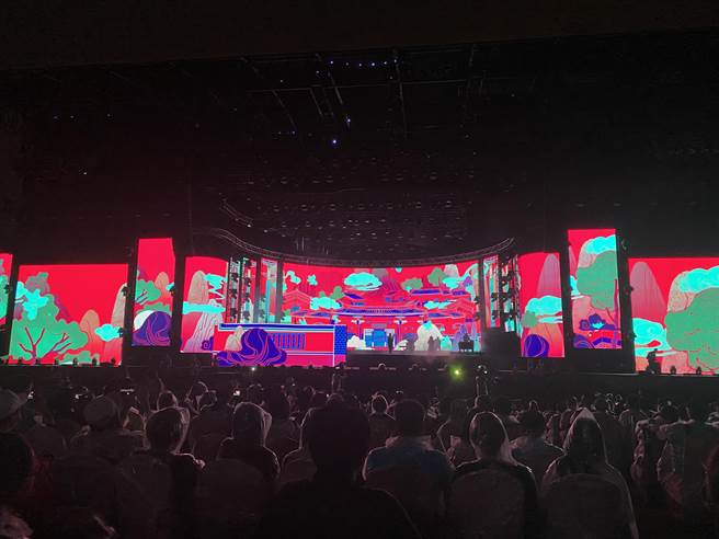 世界客家博览会开幕晚会连3天在桃园阳光剧场登场，首日由14组歌手与团体带来精彩演出。（蔡明亘摄）