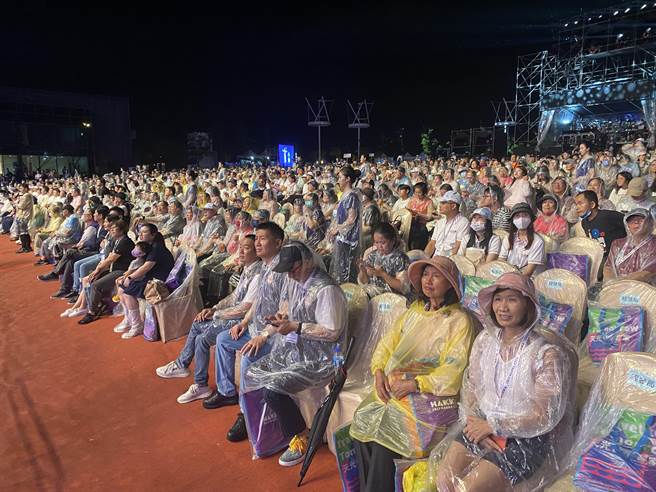 世界客家博览会规画连3天开幕晚会，在桃园阳光剧场演出，首日虽天候不佳，仍有许多民眾穿着雨衣到场欣赏表演。（蔡明亘摄）
