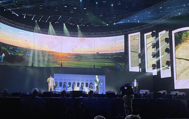 2023世界客家博览会11日正式开幕，开幕晚会在桃园阳光剧场登场，首场晚会由14组歌手与团体轮番上阵演出。（蔡明亘摄）