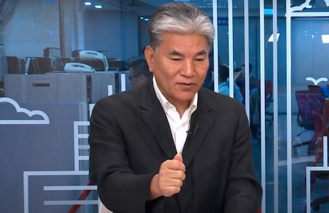 前內政部長李鴻源表示，颱風來襲真正的指揮官是內政部長，而陳建仁酸南投，「真的很不好」。(翻攝自中天新聞YouTube)