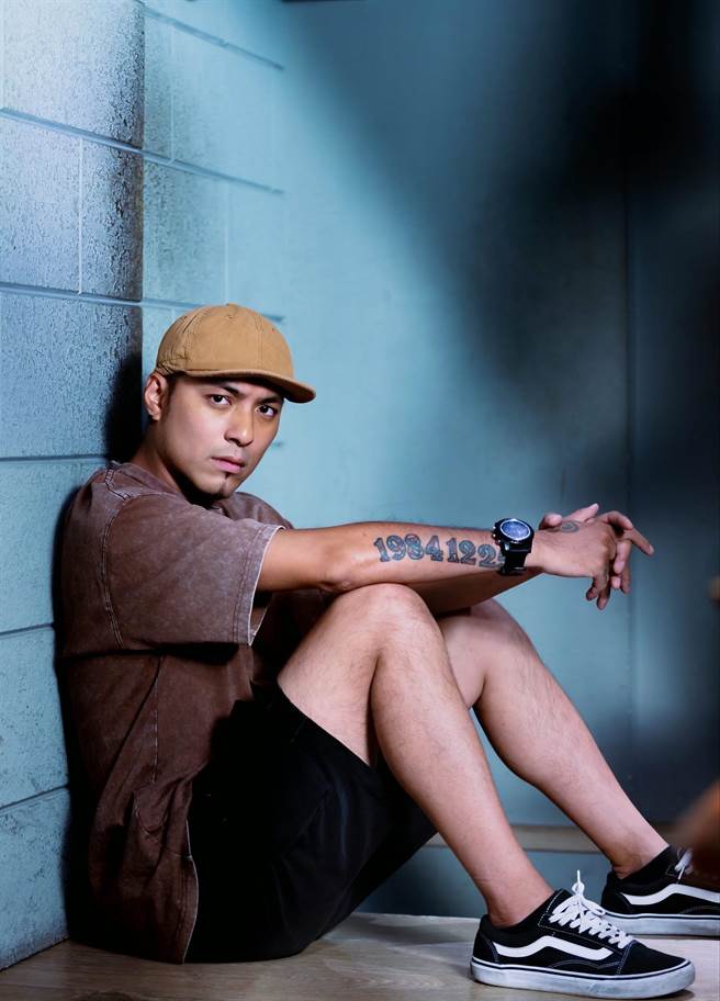 嘎嘎自曝曾穷到身上一毛都没有，连吃饭钱都要跟朋友借。（罗永铭摄）