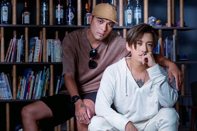 嘎嘎（左）和制作人杨子朴因《音乐主理人》结为好友。（罗永铭摄）