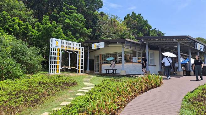 台湾最北端的海边书店「女王的书店」在「2023野柳石光夜访女王」活动落幕后，今(11)日盛大开张。(黄敬文翻摄)