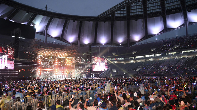 南韓政府11日在首爾世界盃體育場舉辦演唱會，接待參加世界童軍大露營的各國代表團。（美聯社）