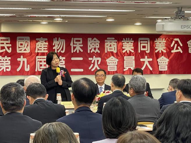 金管会保险局局施琼华在致词时主动提到有关外媒报导英国劳合社(Lloyd's of London)保险商率将提高台湾相关保险费用，以及削减承保的保额方的看法。（图＼黄惠聆）