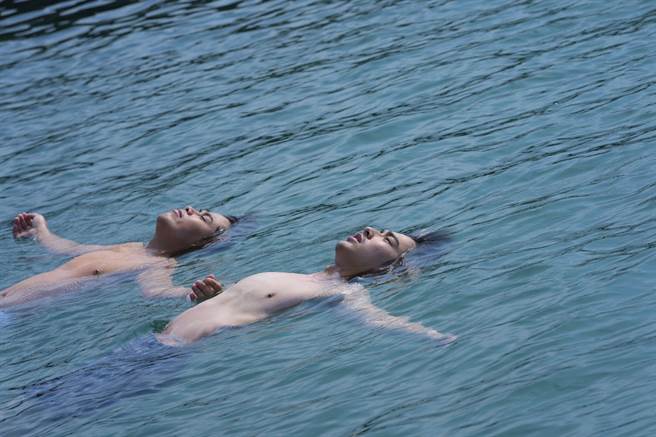 张再兴（左）和曾敬骅在电影中游泳。（甲上娱乐提供）