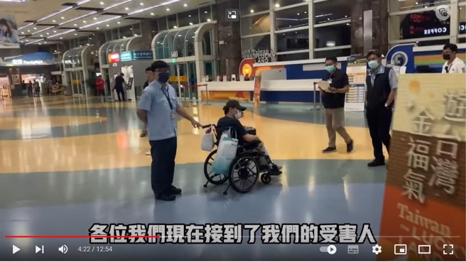 「GASO」成员Simon，上周他从台中前往高雄小港机场，接一位他们在五月底曾经发布的泰国旅游遭下药绑架至园区的新闻个案。（翻摄影片）