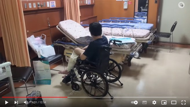 「GASO」成员Simon，上周他从台中前往高雄小港机场，接一位他们在五月底曾经发布的泰国旅游遭下药绑架至园区的新闻个案。（翻摄影片）