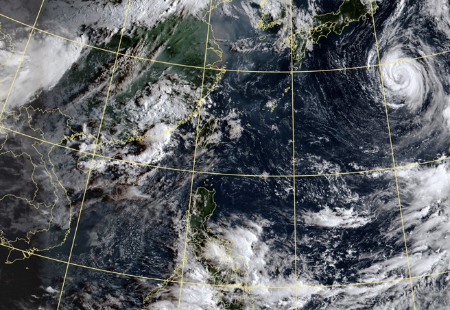 中颱兰恩仍在增强中，飓风朵拉今天跨过换日线，将被收编为第8号颱风。（中央气象局提供）