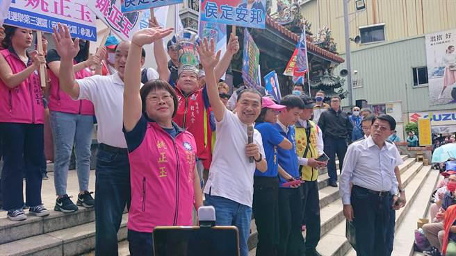 国民党总统参选人侯友宜南下台南庙口开讲，受到民眾欢迎。（程炳璋摄）