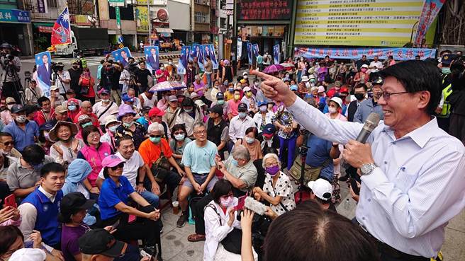 庙口开讲由国民党前台南市议员谢龙介率先开场，侯友宜（白上衣、蓝牛仔裤者）在台下微笑聆听。（程炳璋摄）