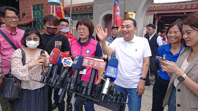 国民党总统参选人侯友宜南下台南庙口开讲，先回应时事。（程炳璋摄）