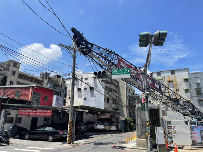 新北「吊臂砸电线杆」酿停电，台电到场永和部分断电。(消防局提供)