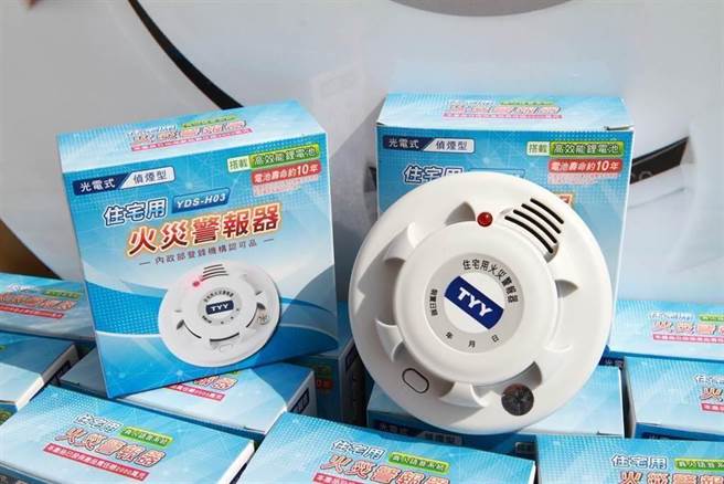 台北市政府消防局自2010年起推廣住宅用火災警報器安裝，至今13年裝設率已超過98％。不過最一開始裝設的2成家戶，近年來將面臨到「住警器沒電」的狀況，恐會發生「火災來了卻不被通知」的情況。（本報資料照片）