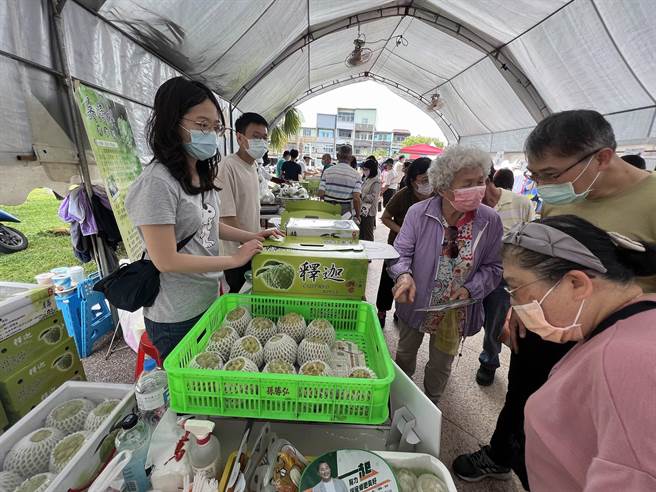 台南市归仁区农会在归仁文化中心举办「释迦夏日派对」释迦节活动，吸引大批民眾到场选购优质的归仁释迦。（洪荣志摄）