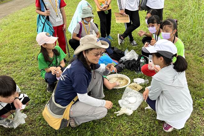 鹿角溪溼地小小水環境巡守隊長胡秀芳獲行政院環保署評選為「111年度女性環保楷模」，圖為胡秀芳於鹿角溪濕地進行環境教育。（新北市環保局提供）