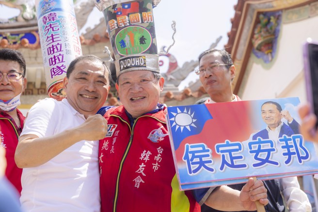 國民黨總統參選人台南廟口開講，挺韓大將「挑大師」現身力挺。（侯友宜競辦提供）
