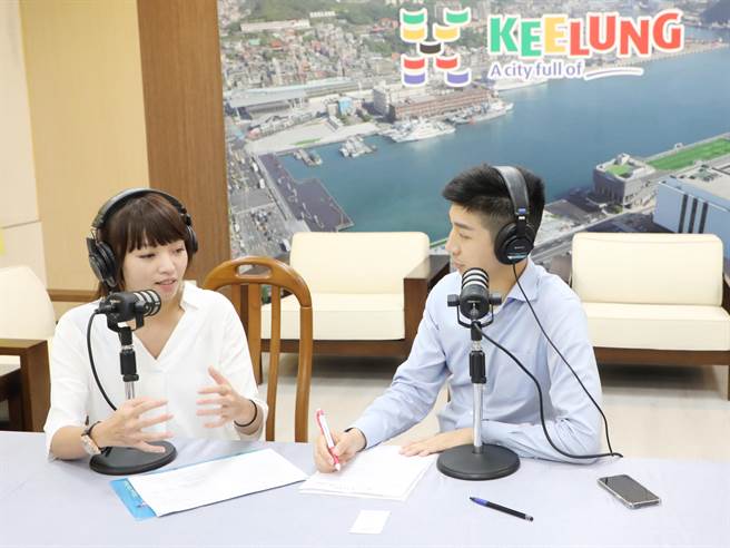 ▲諮商心理師劉依函（左）與市府發言人余治明（右）分享輔導經驗，劉指出如果遇到孩子在感情方面的問題時，應多透過傾聽及理解的方式進行溝通，避免否定孩子的感情，若孩子能夠表達自己的感受，反而能掌握其感情狀況，適時給予必要的協助。（基隆市政府提供／徐佑昇基隆傳真）