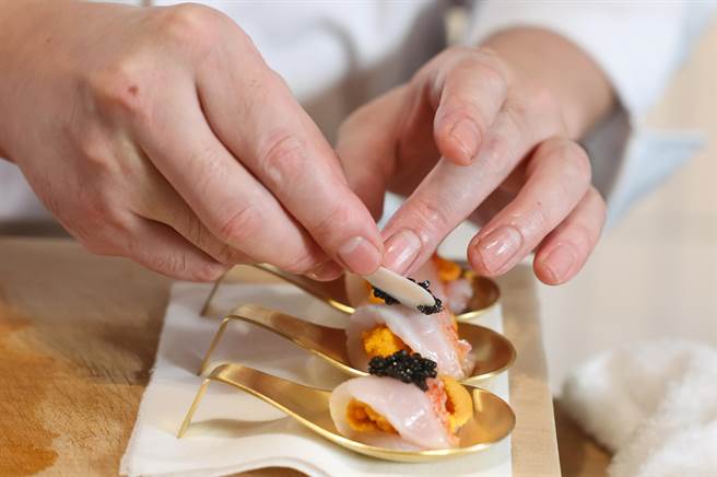 渡邉信介料理長坦言受到當木工的父親影響，很喜歡親手製作東西，從小就喜歡做菜。（陳俊吉攝）