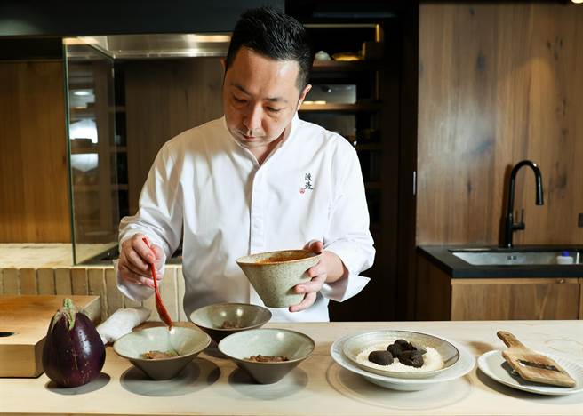 渡邉信介平時做菜不侷限任何技法，單純以食物為中心去思考搭配。（陳俊吉攝）