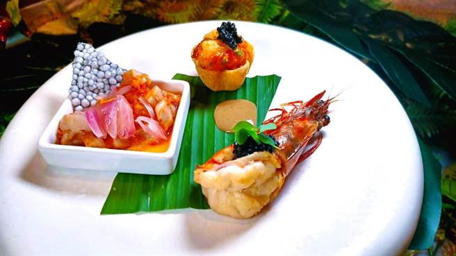 开胃小食建议从「柠檬罗勒鲜味红魽」(左起)顺时针方向吃起，再吃「辣椒蟹小金杯」与「泰国香柠虎虾佐海鲜蛋黄酱」。(陈韵萍摄)