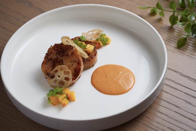 「北海道干贝乌达」在鯷鱼浆中特别加入干贝增加口感，搭配美味参巴酱，让人吃完很想再来一盘。(台北中山九昱希尔顿逸林酒店提供)