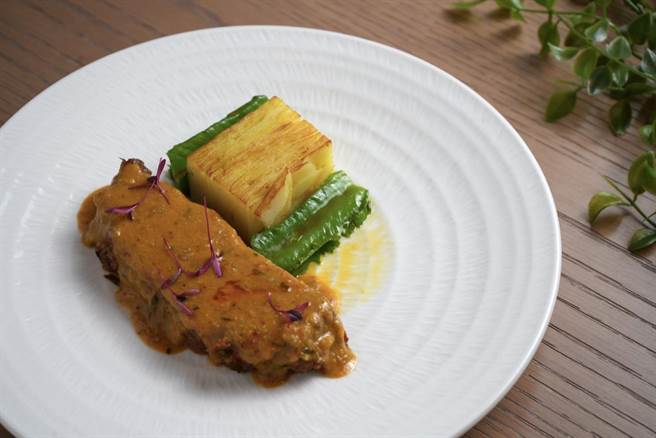 主菜「美国Prime无骨牛小排，灵感来自两度被CNN评为世界50大美食之首的「仁当牛肉」。(台北中山九昱希尔顿逸林酒店提供)