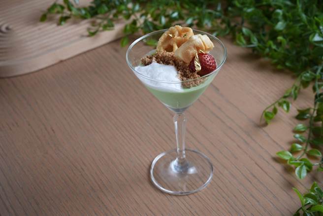 甜品「斑兰叶奶酪」温润椰香伴随班兰花草气息，搭配蜂窝饼，有种奶油椰子口味乖乖的食趣。(台北中山九昱希尔顿逸林酒店提供)