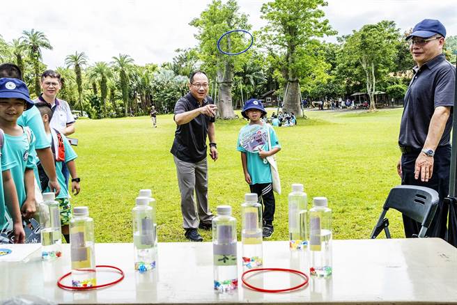 新竹县警局在北埔绿世界举办波丽士体验营，县警局长林信雄（中）套圈圈「百发百中」，笑称「叔叔夜市有练过」！（罗浚滨摄）