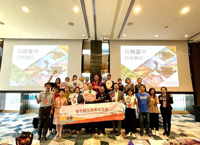 台中市警察局霧峰分局結合國道公路警察局第七公路警察大隊及異想新樂園等單位舉辦「職人體驗-小小波麗士」活動，吸引許多爸媽帶著寶貝們來體驗一日警察。（霧峰警分局提供／馮惠宜台中傳真）