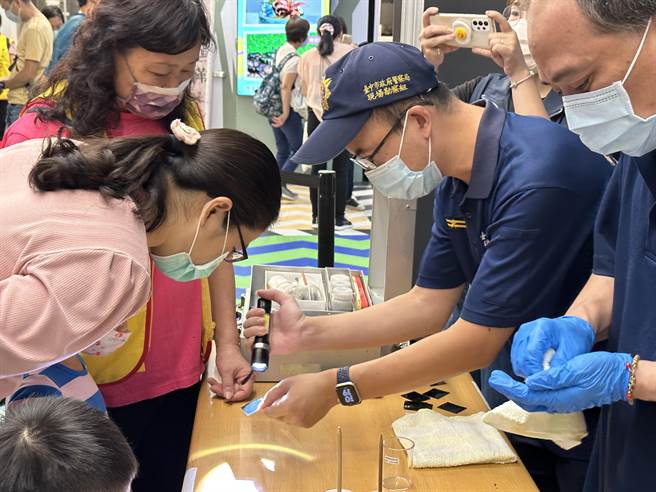 台中市警察局霧峰分局結合國道公路警察局第七公路警察大隊及異想新樂園等單位舉辦「職人體驗-小小波麗士」活動，吸引許多爸媽帶著寶貝們來體驗一日警察。（霧峰警分局提供／馮惠宜台中傳真）