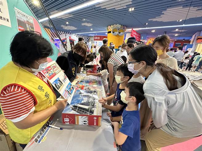 台中市警察局霧峰分局結合國道公路警察局第七公路警察大隊及異想新樂園等單位舉辦「職人體驗-小小波麗士」活動，吸引許多爸媽帶著寶貝們來體驗一日警察。（霧峰警分局提供／馮惠宜台中傳真）