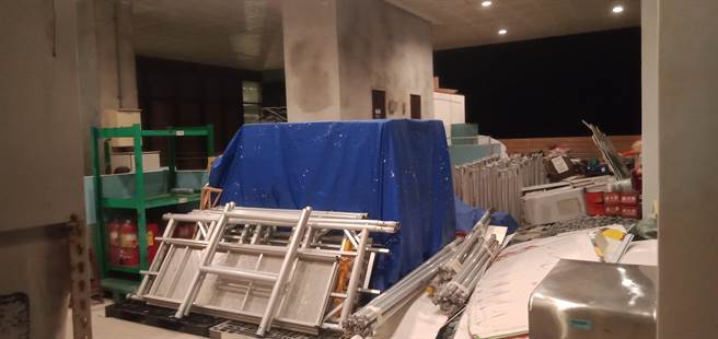 民進黨台北市議員鍾佩玲表示，日前接獲民眾檢舉，木柵貓空纜車車站外的平台堆放滿雜物，恐怕會影響逃生動線。（鍾佩玲辦公室提供／丁上程台北傳真）