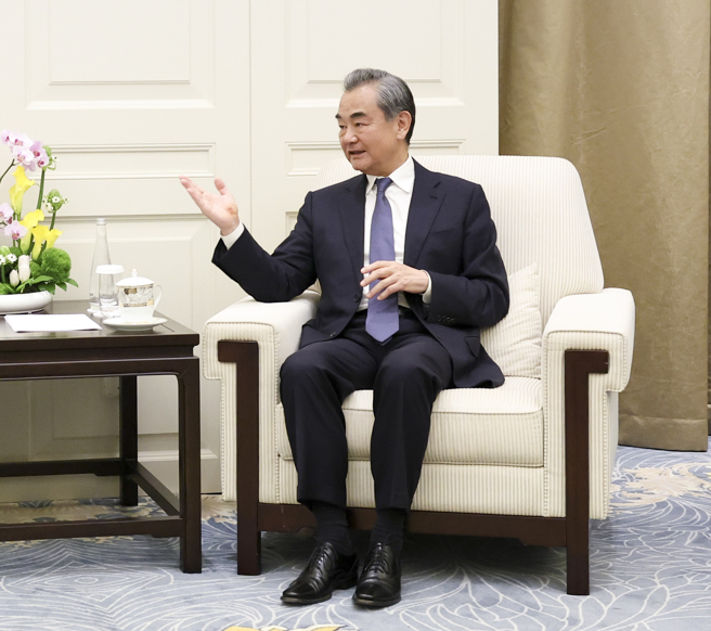 王毅在10至13日访问新加坡、马来西亚、柬埔寨3国。此前8月初时，中菲在南海仁爱礁（Second Thomas Shoal）爆发衝突。(图/新华社)