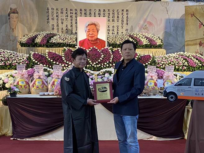 新潤建設董事長黃文辰，捐贈新北復康巴士迴向報答母恩，副市長朱惕之代表市長侯友宜回贈感謝牌給黃文辰。（新北市社會局提供）