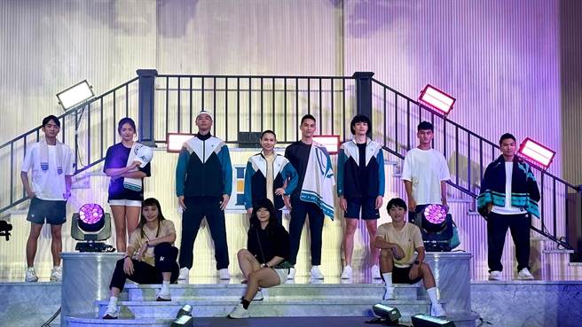 今日商品发表会，戴资颖也与成都世大运跆拳道品势铜牌黄品洁、铁人三项国手张绮文、排球好手张秝芸、林书荷、举重纪录保持人高展宏、田径跨栏选手谢元恺、长跑好手黄祥维、羽球好手洪恩慈、T1高雄全家海神队明星球员胡珑贸、余纯安、吴晓谨等运动好手共同走秀。（柯宗纬摄）