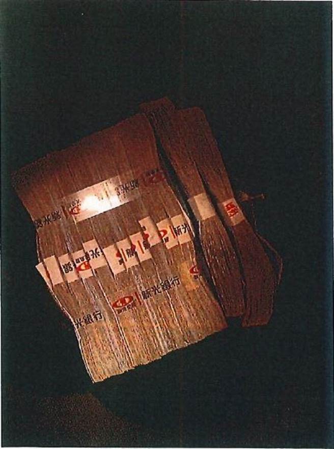 嘉义市一家百货公司厕所垃圾桶有清洁员拾获有银行封条的120万元现金。（嘉义市警一分局提供／廖素慧嘉市传真）