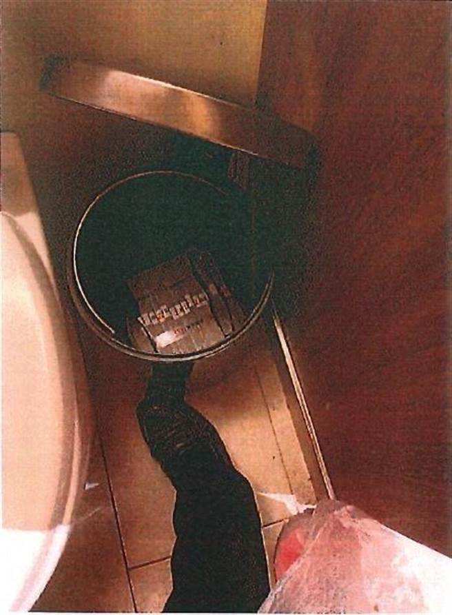 嘉义市一家百货公司清洁员工在厕所垃圾桶拾获有银行封条的大笔现金。（嘉义市警一分局提供／廖素慧嘉市传真）
