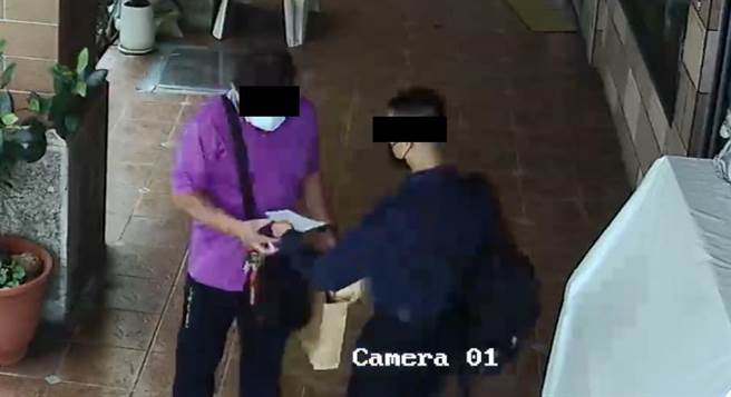 紫衣男将纸袋交给西装男。（嘉义市警一分局提供／廖素慧嘉市传真）