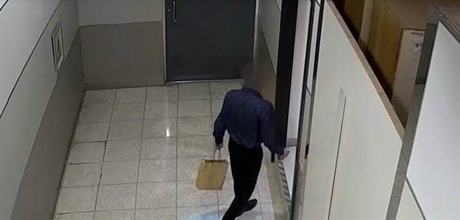 西装男提着纸袋走入厕所。（嘉义市警一分局提供／廖素慧嘉市传真）