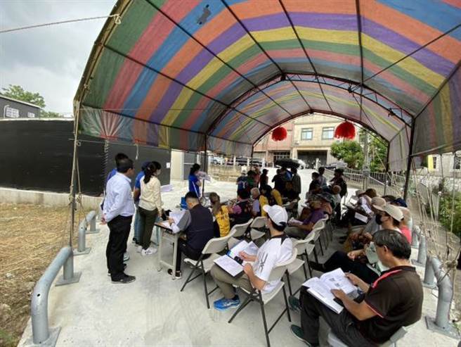 苗栗县政府日前会勘头份、竹南等地区电能储存场，要求未来业者需依规定申办说明会等。（苗栗县政府提供／谢明俊苗栗传真）