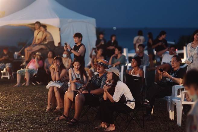 半島花花生活節開幕音樂會，慵懶微醺的音樂，民眾如癡如醉。(屏縣府提供)
