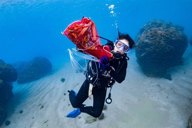 海洋大使-藍色任務，深入海洋撿拾海洋廢棄物，了解廢棄物對於海洋的危害嚴重性。(屏縣府提供)