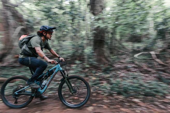 越野山海遊，探索單車遊程，用身體感受不一樣的恆春半島。(屏縣府提供)