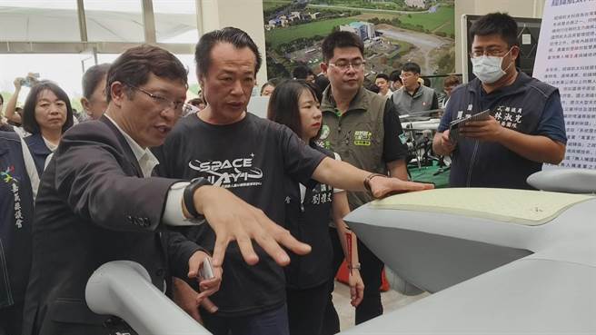 嘉义县长翁章梁参观厂商研发的无人机创新应用。（廖素慧摄）