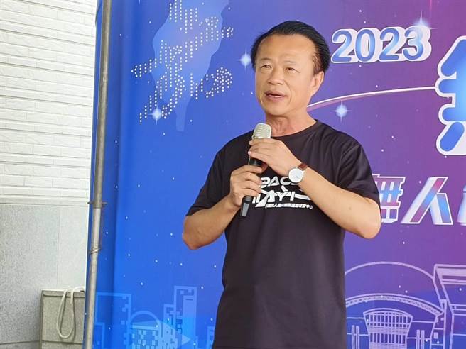 嘉义县长翁章梁说明无人机研发产业在嘉义推展一年的进程。（廖素慧摄）